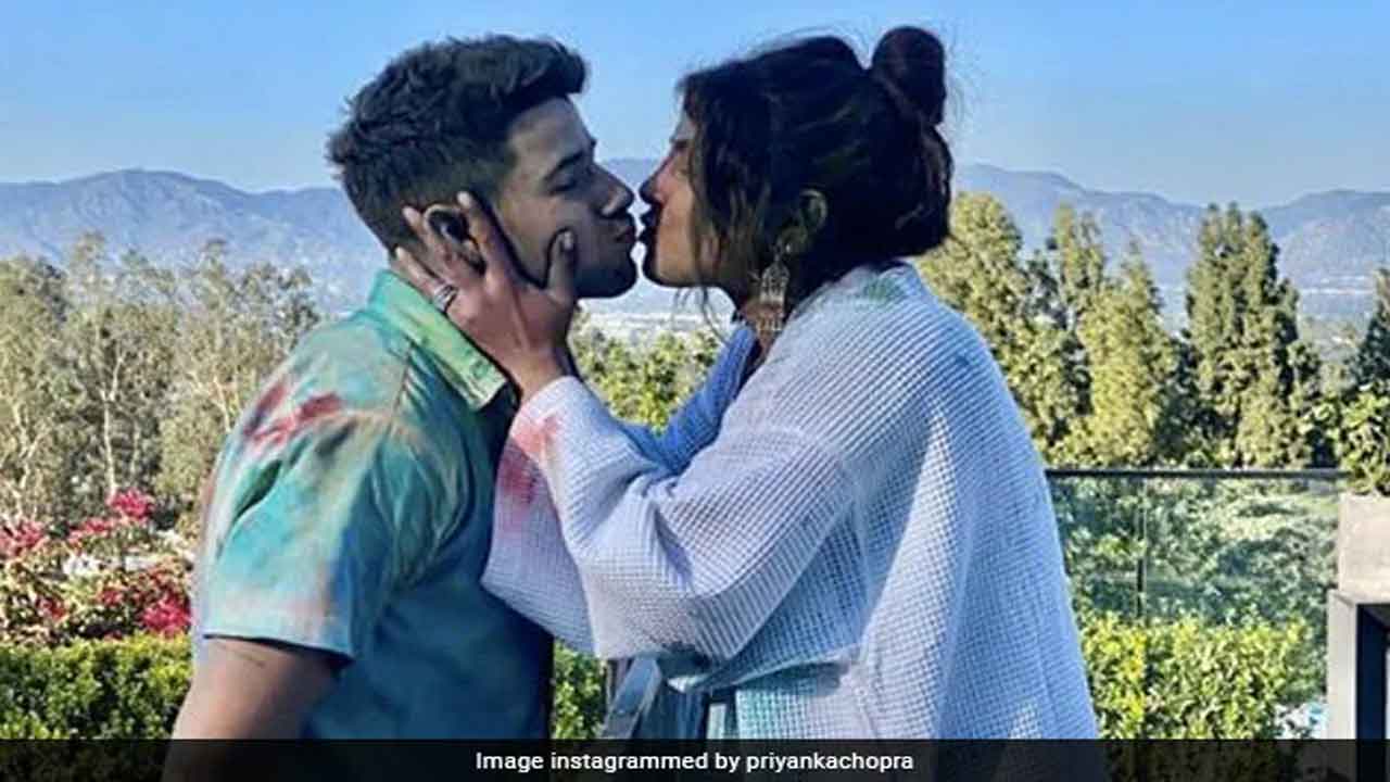 ప్రియాంకా, నిక్.. ఇలా హోలీ ఆడేశారు