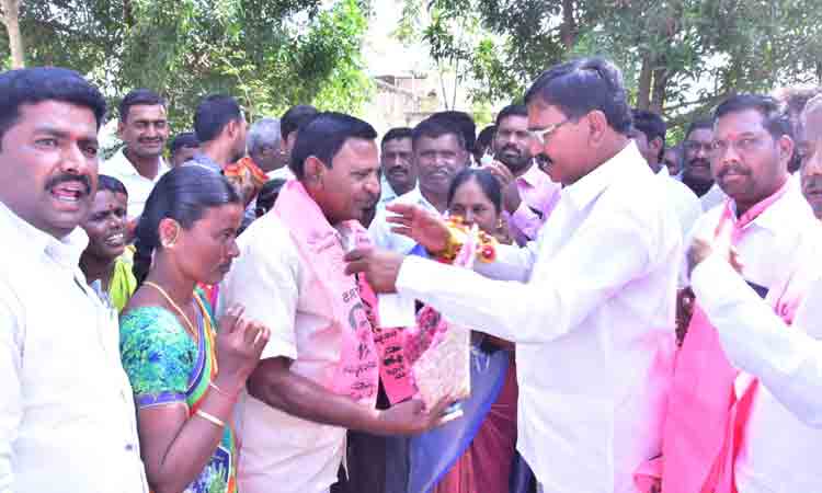 మంత్రి నిరంజన్‌ రెడ్డి సమక్షంలో టీఆర్‌ఎస్‌లో చేరిన కాంగ్రెస్‌ నేతలు