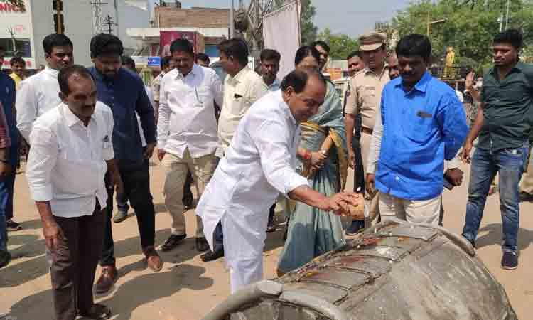 బి.టి. రోడ్డు పనులను ప్రారంభించిన మంత్రి ఇంద్రకరణ్ రెడ్డి