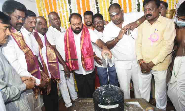 ఛాయా సోమేశ్వరాలయంలో ఎమ్మెల్యే కంచర్ల పూజలు