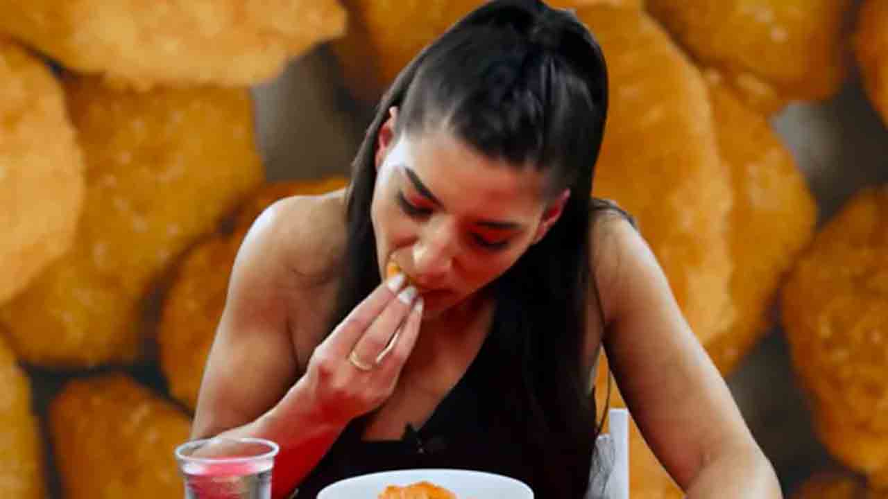 ఒక్క నిమిషంలో అన్ని చికెన్ న‌గ్గెట్స్ తిన‌గ‌లరా? ఈ మ‌హిళ ఎన్ని తిన్న‌దో తెలుసా? వైర‌ల్ వీడియో