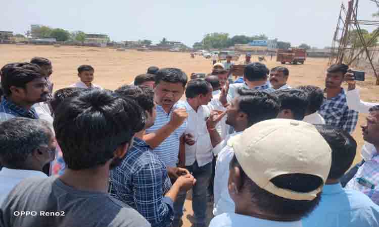 ఠాణా మెట్లెక్కిన కాంగ్రెస్‌ గ్రూపుల లొల్లి