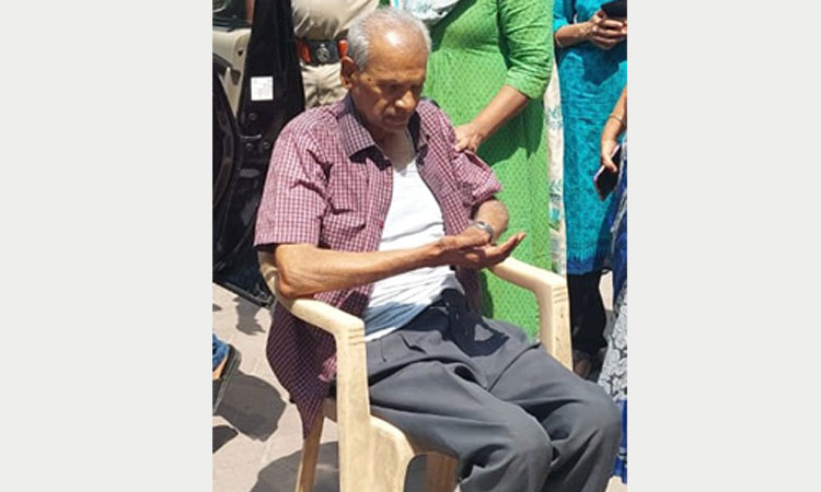 స్ట్రాంగ్‌రూమ్‌లో వృద్ధుడు