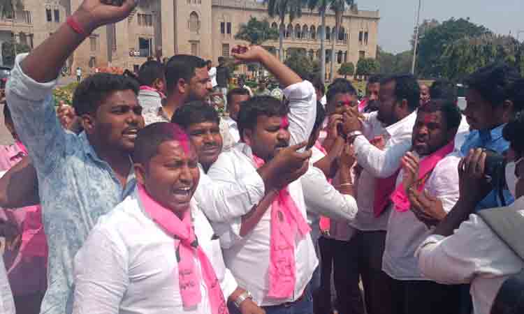 నిరుద్యోగులకు సీఎం కేసీఆర్ గుడ్‌ న్యూస్‌..ఓయూలో అంబరాన్నంటిన సంబురాలు