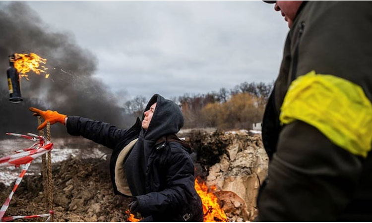 కీవ్‌ను కాపాడుకోవడం కోసం ‘పెట్రో బాంబు’ల‌తో రెడీ అయిన ఉక్రెయిన్ ప్ర‌జ‌లు