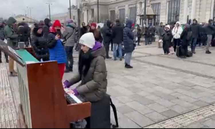 బంక‌ర్లు,  బాంబు షెల్ట‌ర్ల‌లో..  వ‌యోలిన్‌, పియానో మ్యూజిక్‌తో రిలీఫ్‌