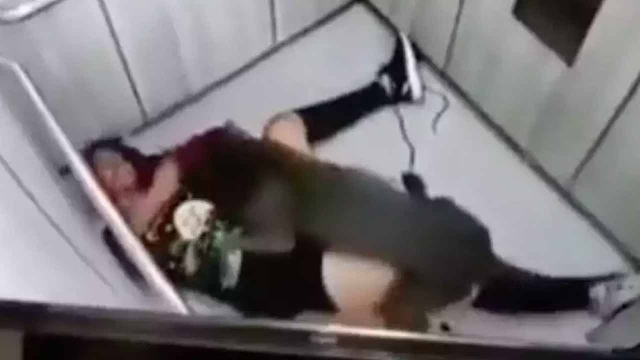 Viral video: య‌జ‌మానిపై పెంపుడు కుక్క‌దాడి.. ర‌క్తం కారుతున్నా వ‌ద‌ల‌ని శున‌కం!!