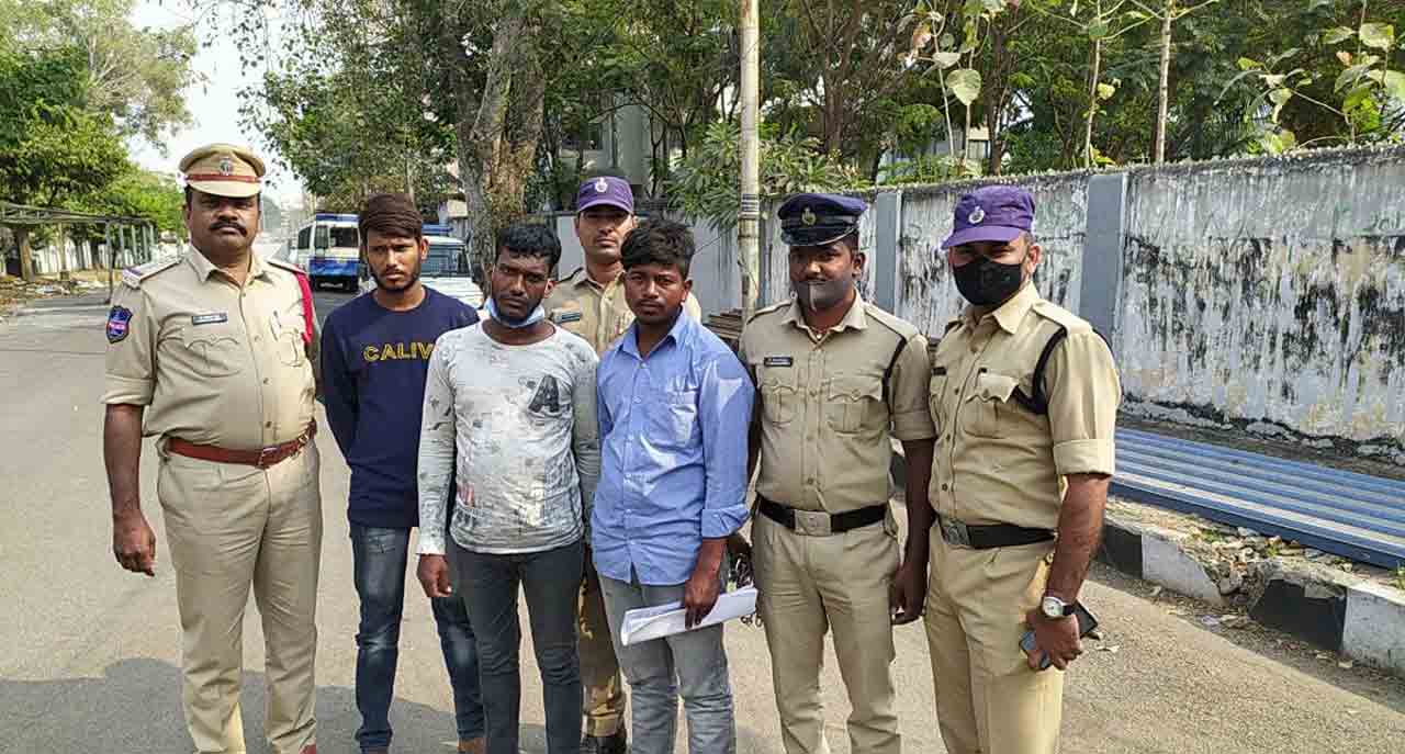 వాహ‌న‌దారుల‌ను బెదిరించి డ‌బ్బులు వ‌సూలు చేసే గ్యాంగ్‌పై పీడీ యాక్ట్‌