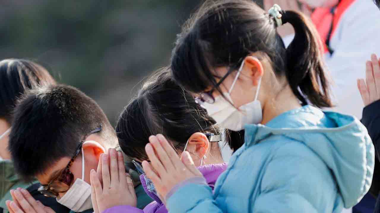 అక్క‌డ విద్యార్థినులు పిల‌క జ‌డ వేసుకొని స్కూల్‌కు రావ‌ద్ద‌ట‌.. ఎందుకో తెలుసా?