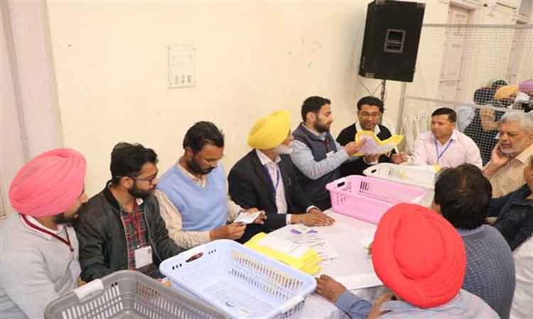 పంజాబ్‌లో ఆమ్ ఆద్మీ సూప‌ర్ షో..  వెనుకంజ‌లో ప్ర‌కాశ్ సింగ్ బాద‌ల్‌