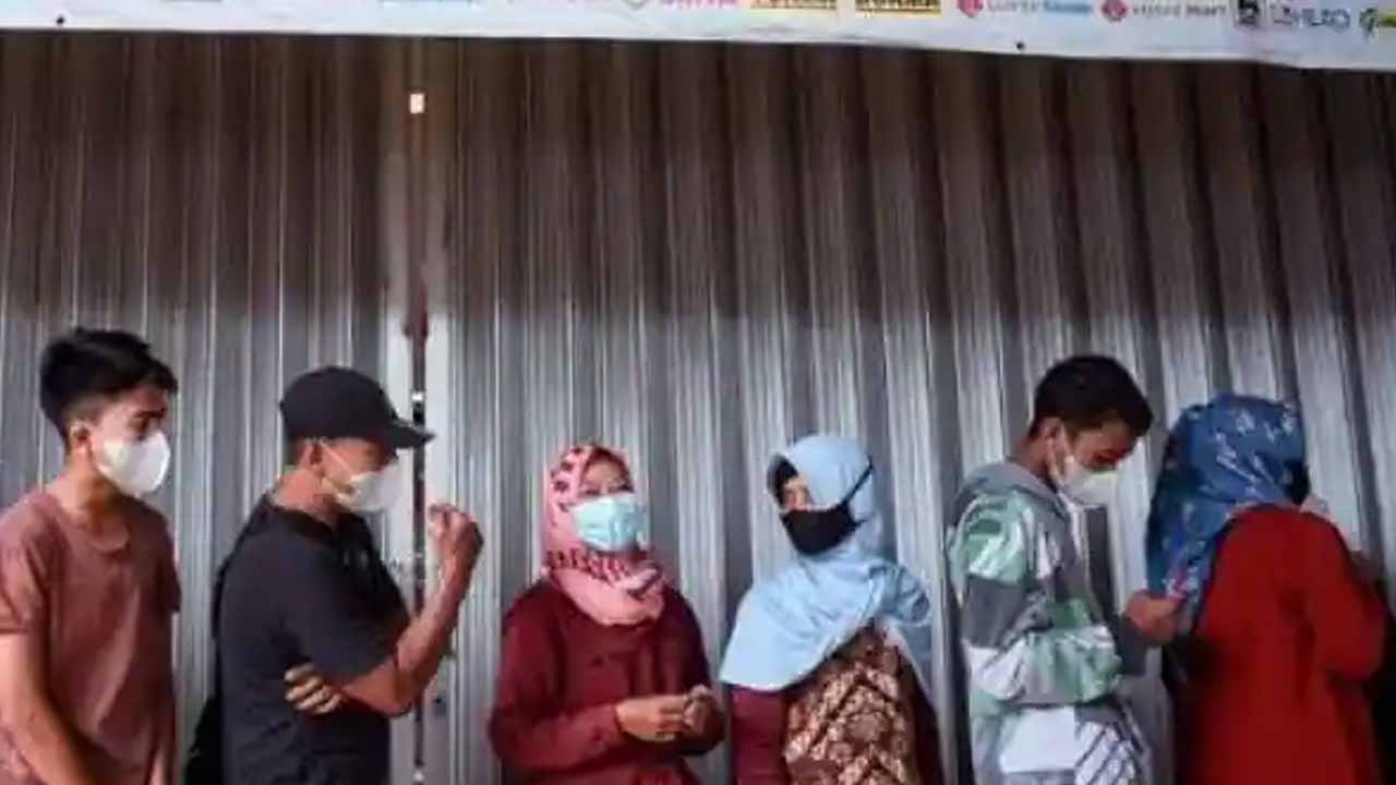 Russia-Ukraine war: ఇండోనేషియాలో వంట‌నూనె కోసం క్యూ..ఇద్దరు మృతి