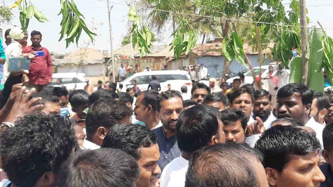 తొగుటలో ఎమ్మెల్యే రఘనందన్‌రావును అడ్డుకున్న గ్రామస్తులు