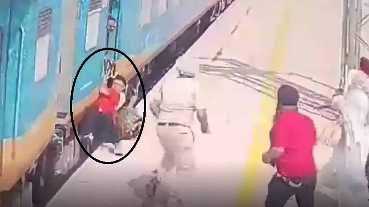 Viral video: తృటిలో త‌ప్పిన ప్రాణాపాయం..రైలు కింద ప‌డిపోతున్న యువకుడిని కాపాడిన ఆర్పీఎఫ్ పోలీసు!!