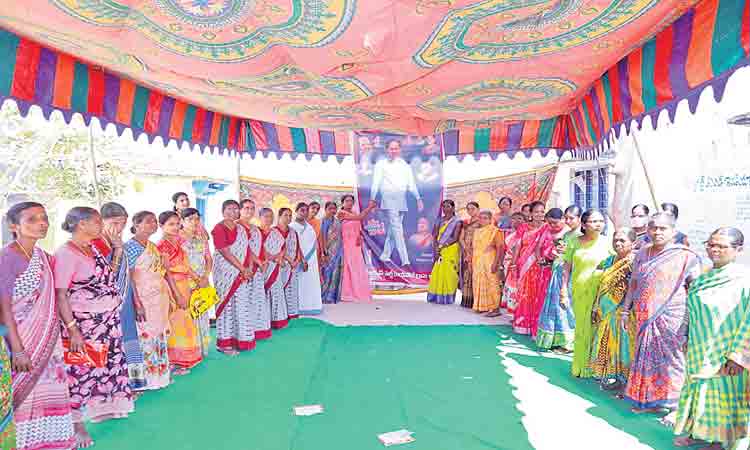 మహిళల సంక్షేమానికి పెద్దపీట