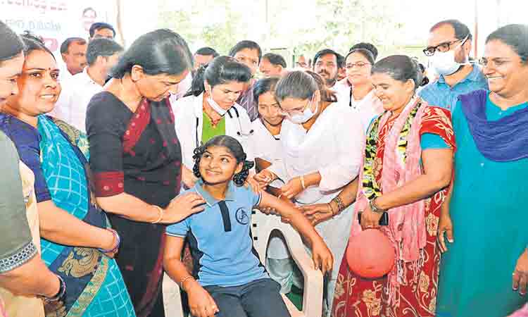 పిల్లలకు కరోనా టీకా వేయించాలి