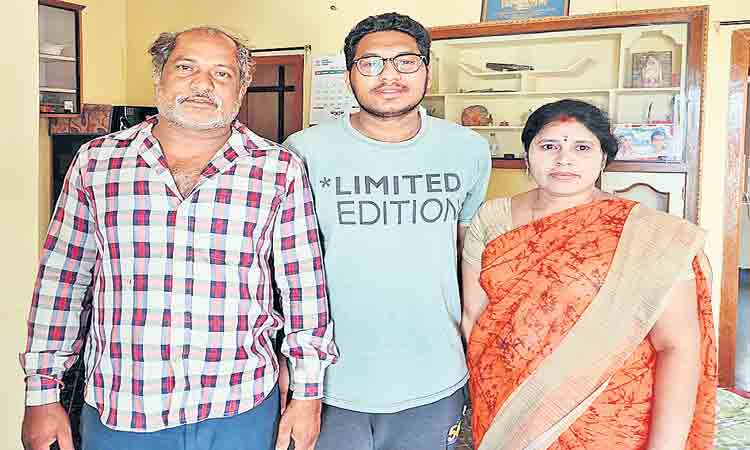 సైరన్‌ మోగగానే బంకర్లలోకి..