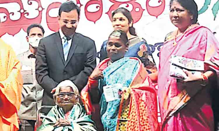 రాములమ్మకు లైఫ్‌ టైం ఫ్రీ బస్‌పాస్‌