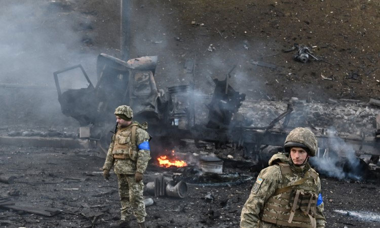 ర‌ష్యా సైనికులు త‌మ వాహ‌నాల‌ను తామే త‌గ‌ల‌బెట్టుకుంటున్నార‌ట .. బోరుమంటూ ఏడ్చేస్తున్నార‌ట