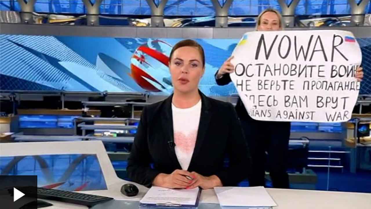 యుద్ధం వ‌ద్దు.. ర‌ష్యా టీవీ షోలో ప్ల‌కార్డు ప్ర‌ద‌ర్శించిన ఎడిట‌ర్‌
