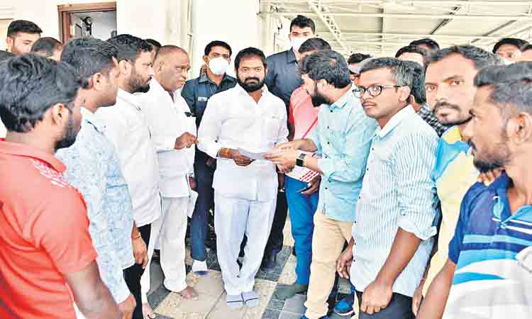 స్పోర్ట్స్ హాస్టల్ను తరలించవద్దు