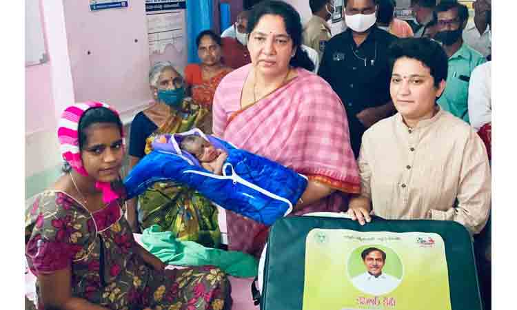 కేసీఆర్ కిట్స్ అంటే వస్తువులు కాదు..ప్రభుత్వం మహిళలకు ఇస్తున్న గౌరవం : మంత్రి సత్యవతి