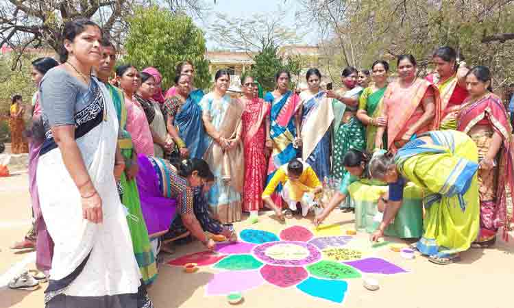 ఆడపడుచుల ఆత్మబంధువు సీఎం కేసీఆర్‌..సిద్దిపేట తోబుట్టువు మంత్రి హరీశ్‌రావు