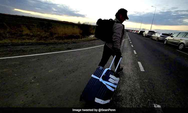 ఉక్రెయిన్‌లో షూటింగ్‌కు వెళ్లి.. న‌డుచుకుంటూ బోర్డ‌ర్ దాటిన‌ హాలీవుడ్ హీరో