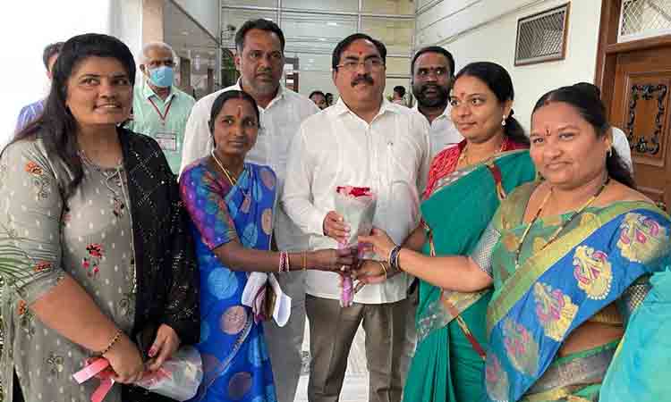 మంత్రి ఎర్రబెల్లికి కృతజ్ఞతలు తెలిపిన వీఓఏల సంఘం నేతలు