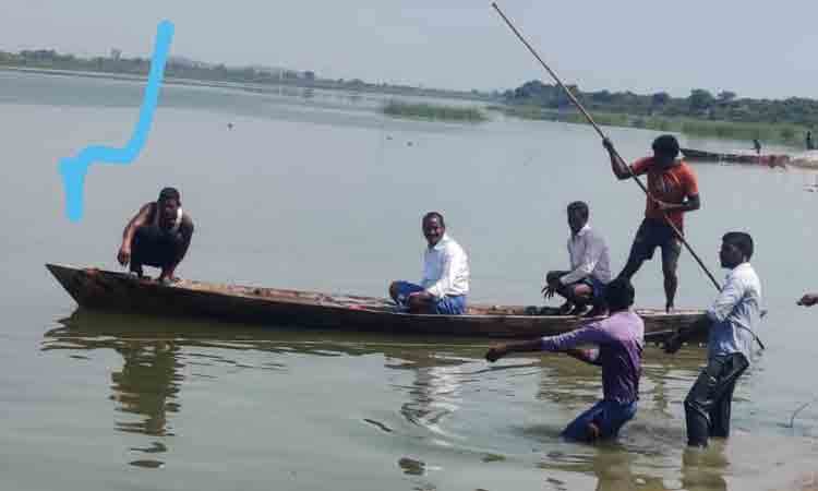 Crime news | పండుగ పూట విషాదం..పెన్‌గంగా నదిలో తల్లీకొడుకు గల్లంతు