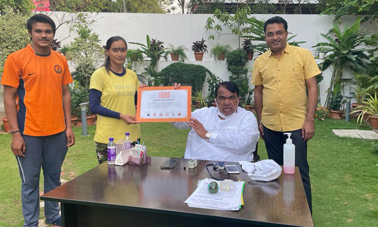 ప్రతిభకు స్పీకర్‌ పోచారం అండ