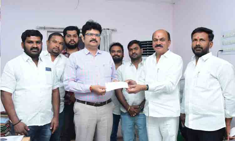 ‘మన ఊరు-మన బడి’ కి మాజీ ఎమ్మెల్యే చింతా ప్రభాకర్ రూ.2 లక్షల విరాళం