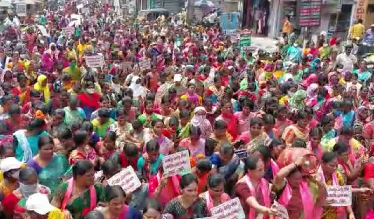 సూర్యాపేటలో మిన్నంటిన మహిళల నిరసనలు..ప్రధాని మోదీ దిష్టిబొమ్మ దగ్ధం
