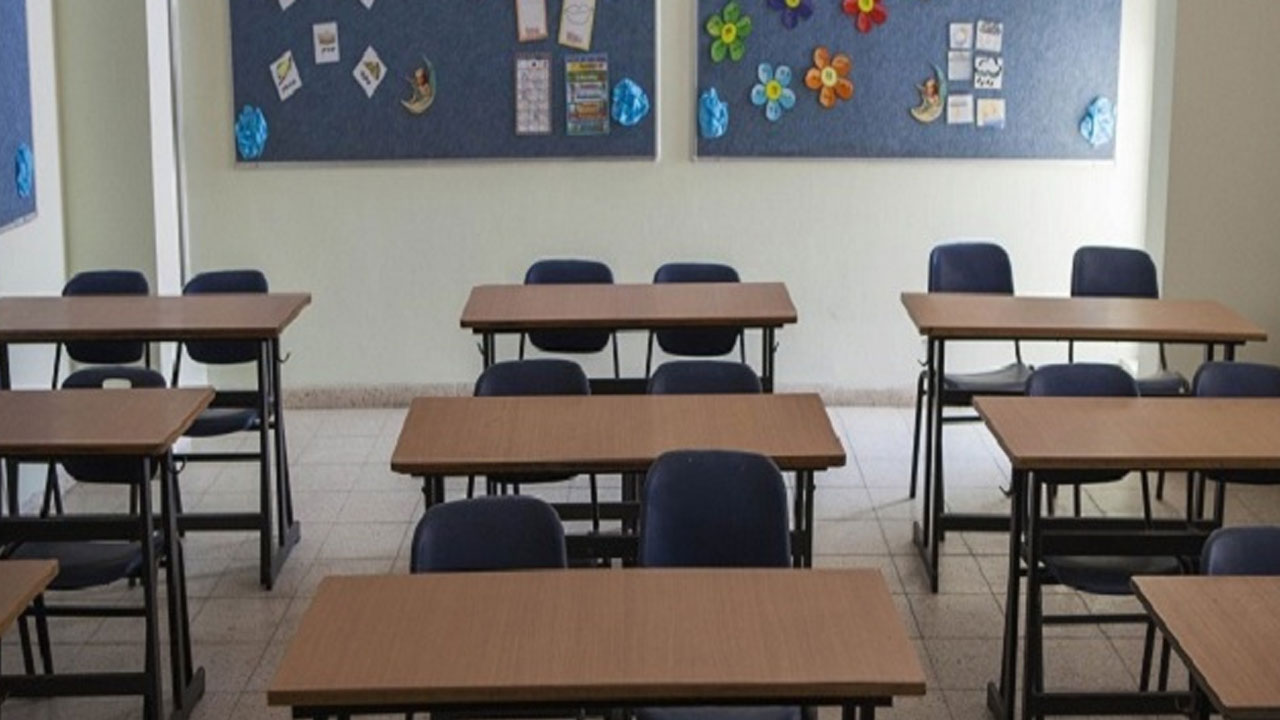 పనిచేసేది ప్రభుత్వ టీచర్‌గా.. కానీ 23 కాలేజీలకు ఓనర్ ఆయనే.. షాక్‌లో అధికారులు!