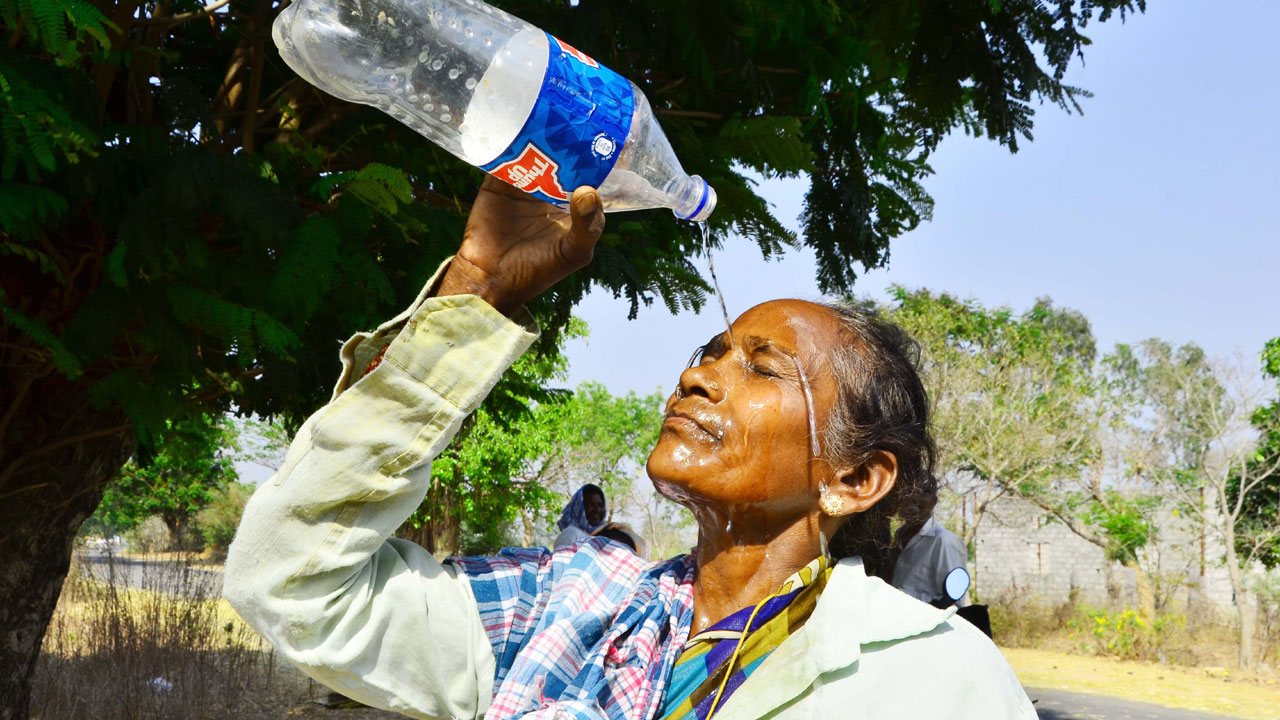 Heat Stroke | ఎండాకాలంలో వడదెబ్బ తగిలితే డాక్టర్‌ దగ్గరికి వెళ్లడానికి ముందు ఏం చేయాలి?