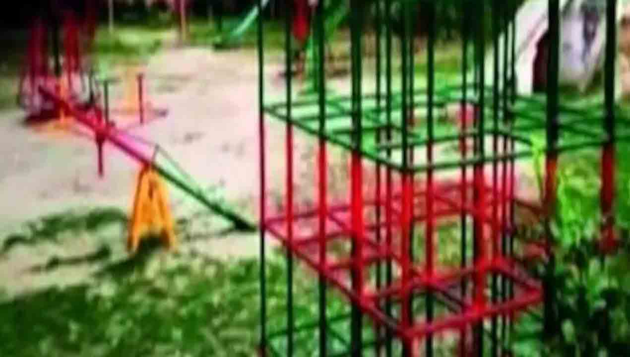 యూపీ పార్క్‌లో ఆట వస్తువులకు ఎస్పీ రంగులు… అధికారి సస్పెండ్‌