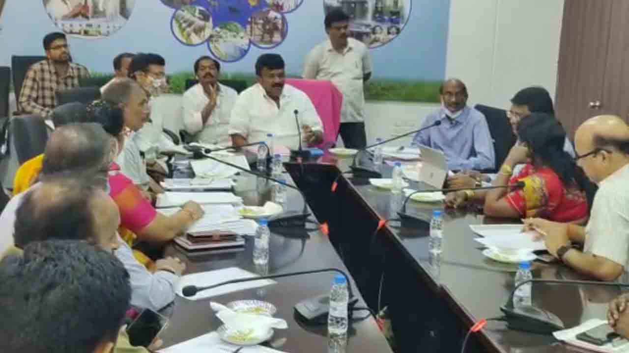 బల్కంపేట ఎల్లమ్మ తల్లికి 2.5 కిలోల బంగారంతో బోనం : మంత్రి తలసాని