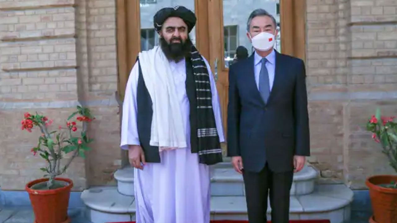 హ‌ఠాత్తుగా ఆఫ్గ‌న్ వెళ్లిన చైనా విదేశాంగ మంత్రి… తాలిబాన్ నేత‌ల‌తో భేటీ