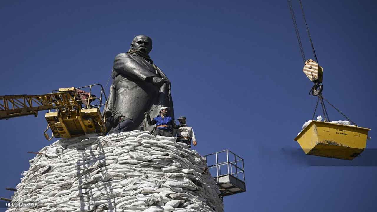 ఇసుక సంచుల మ‌ధ్య ఉక్రెయిన్ జాతీయ క‌వి..