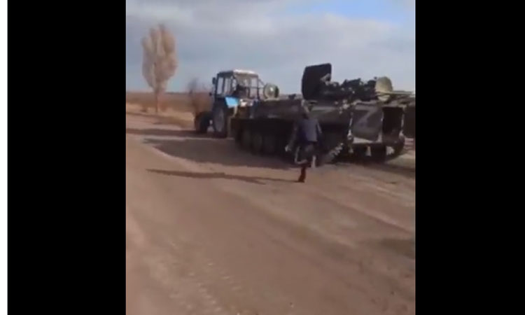 ర‌ష్యాపై ర‌గిలిపోయి… ట్రాక్ట‌ర్‌తో యుద్ధ ట్యాంకును తీసుకెళ్తున్న రైతు..