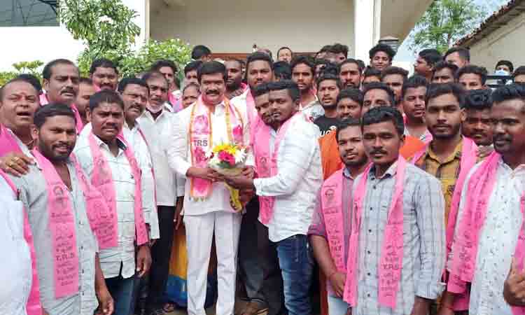 మంత్రి వేముల సమక్షంలో.. టీఆర్‌ఎస్‌లో భారీగా యువకుల చేరిక