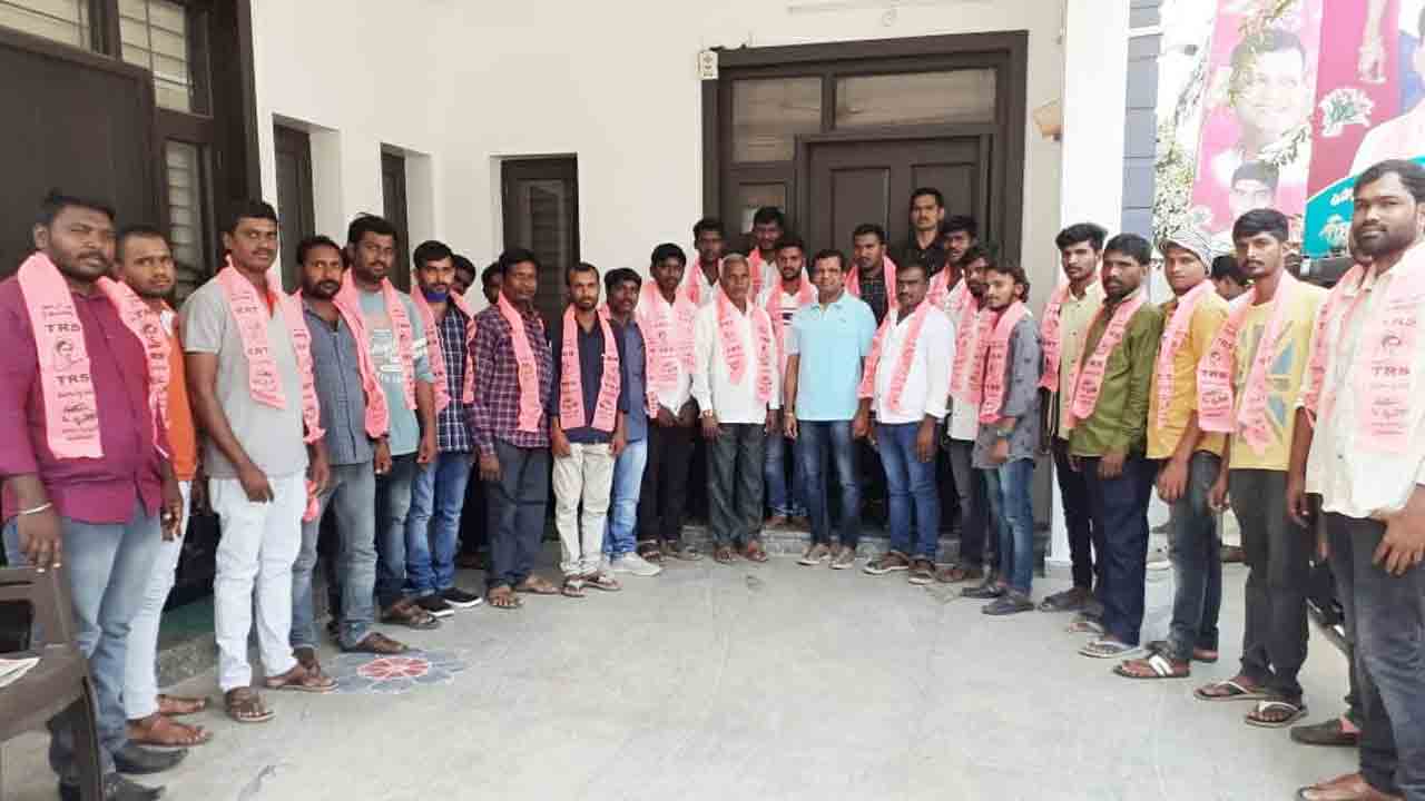 ఎమ్మెల్యే కిషోర్‌ కుమార్‌ సమక్షంలో టీఆర్‌ఎస్‌లో చేరిన కాంగ్రెస్‌ నేతలు