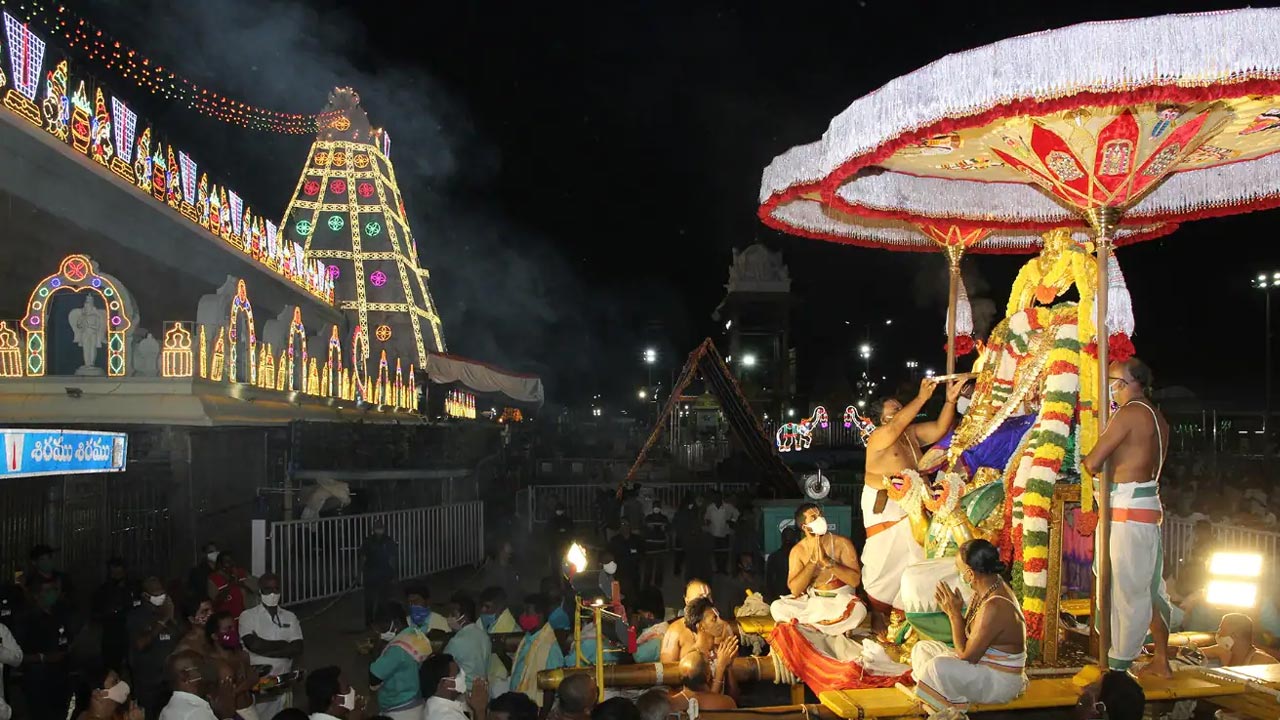 రేపు తిరుమలలో పౌర్ణమి గరుడ సేవలు
