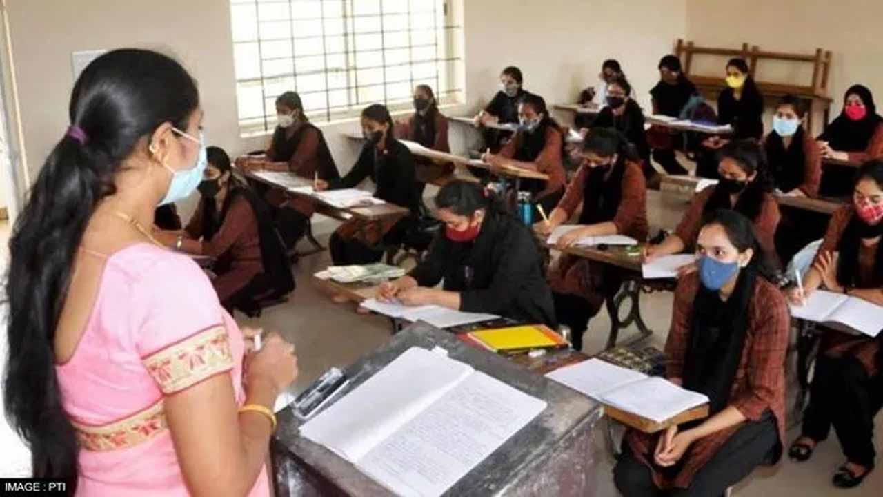 Breaking News:  దేశంలో ఇకపై డిగ్రీ నాలుగేళ్లు.. యూజీసీ కీలక ప్రకటన!!