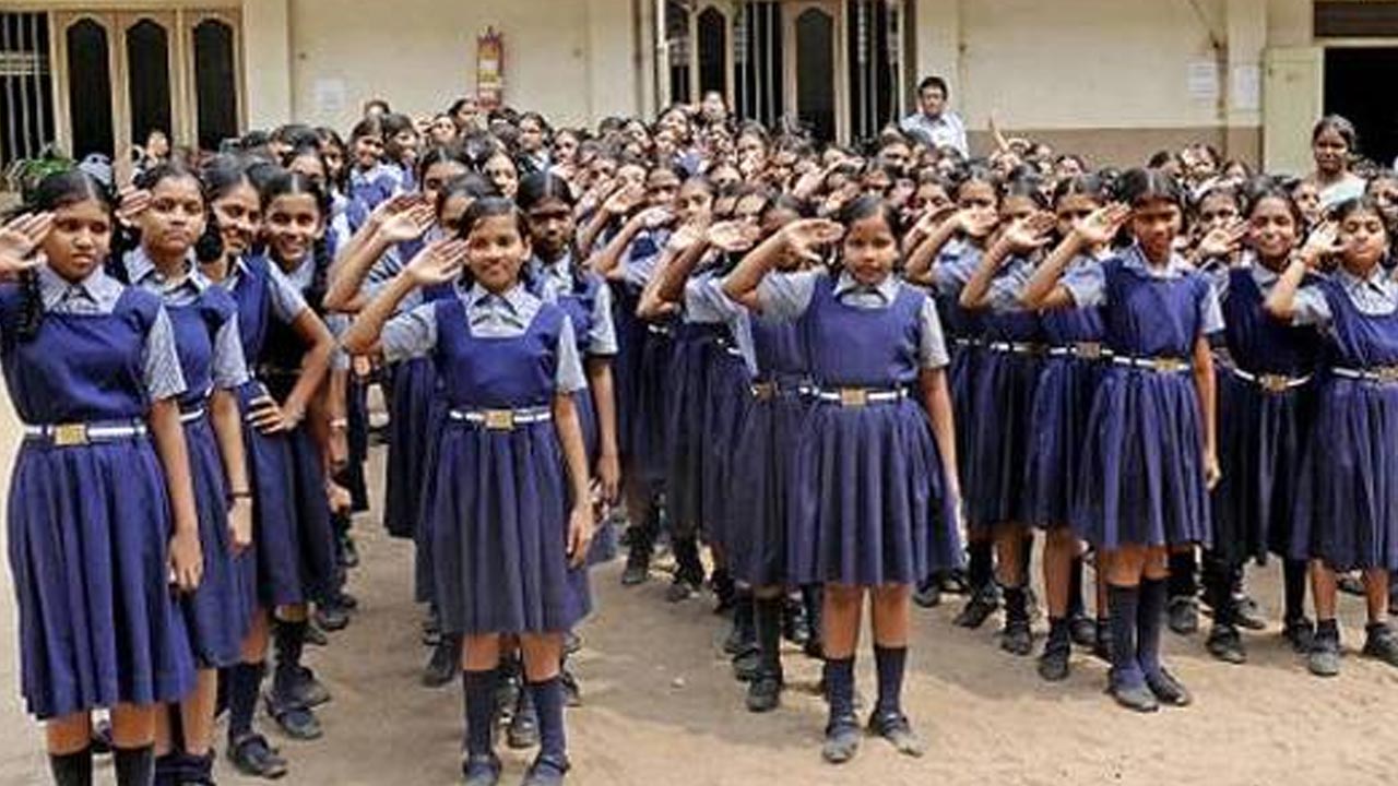 విద్యార్థులకు మూడు జతల యూనిఫాంలు..?