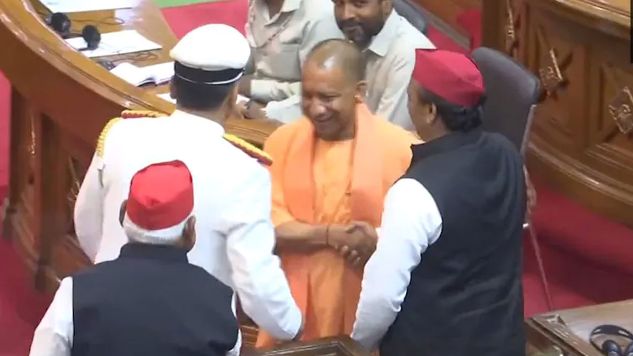 యోగి, అఖిలేశ్ షేక్‌హ్యాండ్‌.. యూపీ అసెంబ్లీలో ఘ‌ట‌న