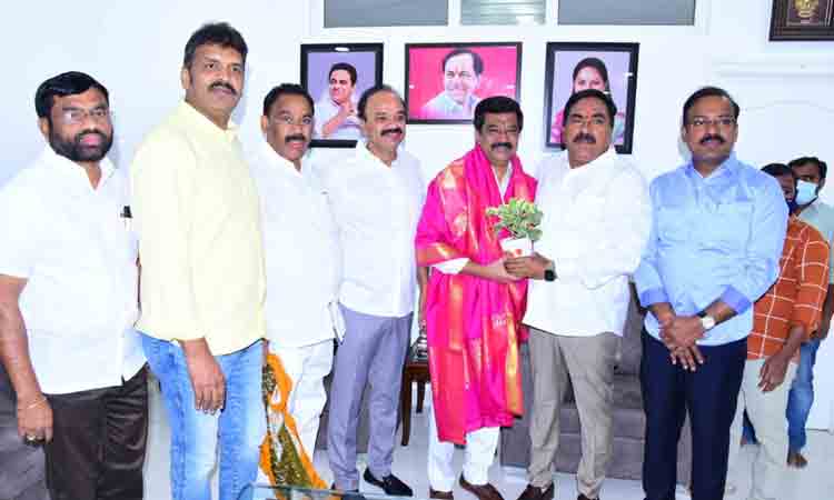 మంత్రి వేములకు జన్మదిన శుభాకాంక్షలు తెలిపిన మంత్రి ఎర్రబెల్లి