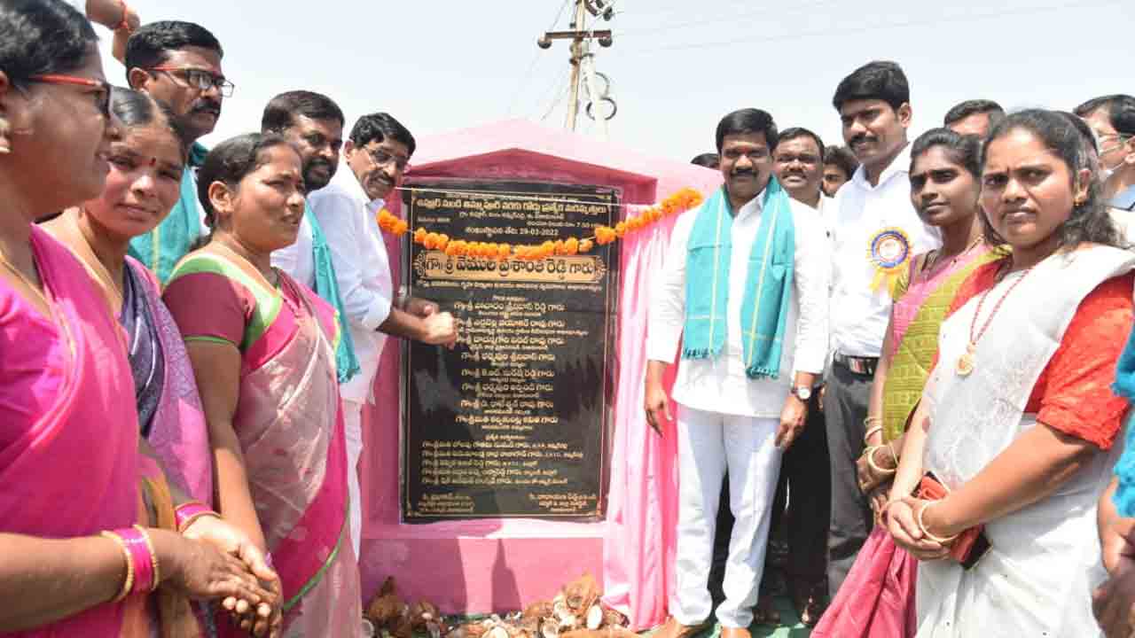 విద్యార్థుల బంగారు భవిష్యత్తు కోసమే ఆ పథకం : మంత్రి వేముల