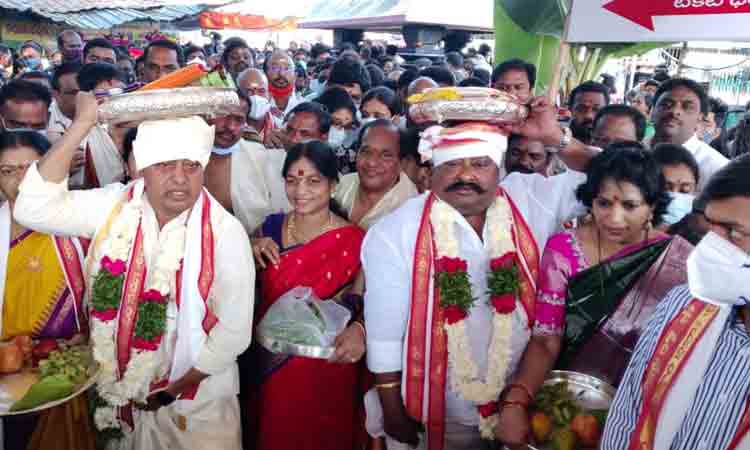 రాజ‌న్నకు ప‌ట్టువ‌స్త్రాలు స‌మ‌ర్పించిన మంత్రులు ఇంద్రకరణ్ రెడ్డి, గంగుల కమలాకర్‌