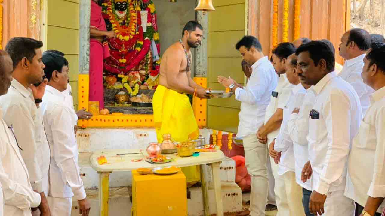 ఆలయాలు మానసిక ప్రశాంతతకు నిలయాలు : ఎమ్మెల్యే వివేకానంద్‌