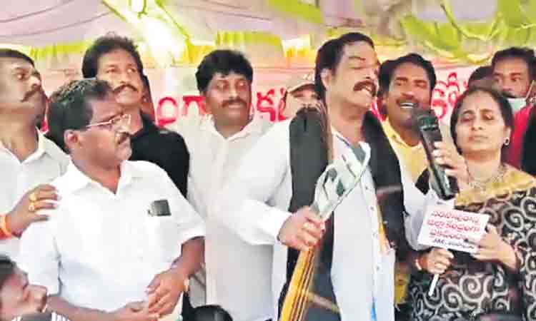 ఏపీలో చెప్పుతో కొట్టుకున్న వైసీపీ నేత